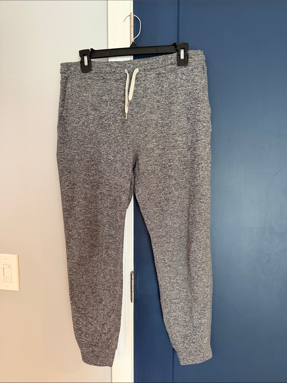 Vuori Heather Gray women’s Jogger Sweatpants